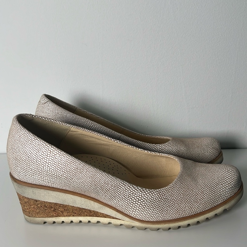 Shoe Embassy, size EU 38 / US 8, leather white speck pattern wedge shoe